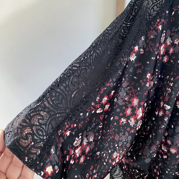 Ashley Graham - Printed Satin Floral Kimono with Lace Insert - Picture 10 of 15